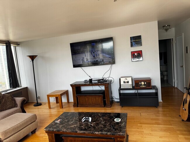 Foto del edificio - 70 W Burton Pl