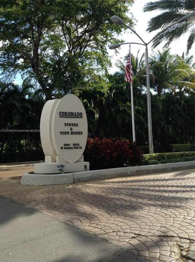 Foto principal - 20335 W Country Club Dr