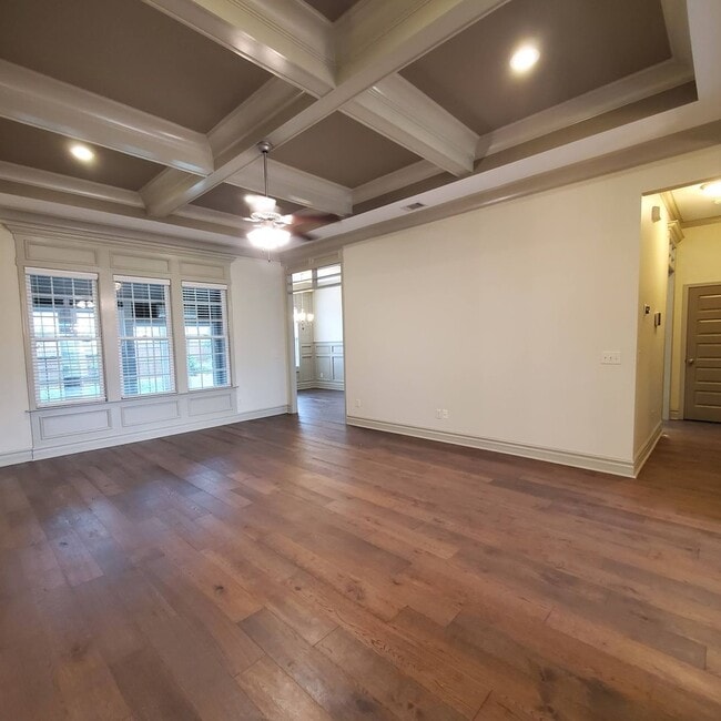 Building Photo - Elegant 4-Bedroom Home with Luxurious Feat...