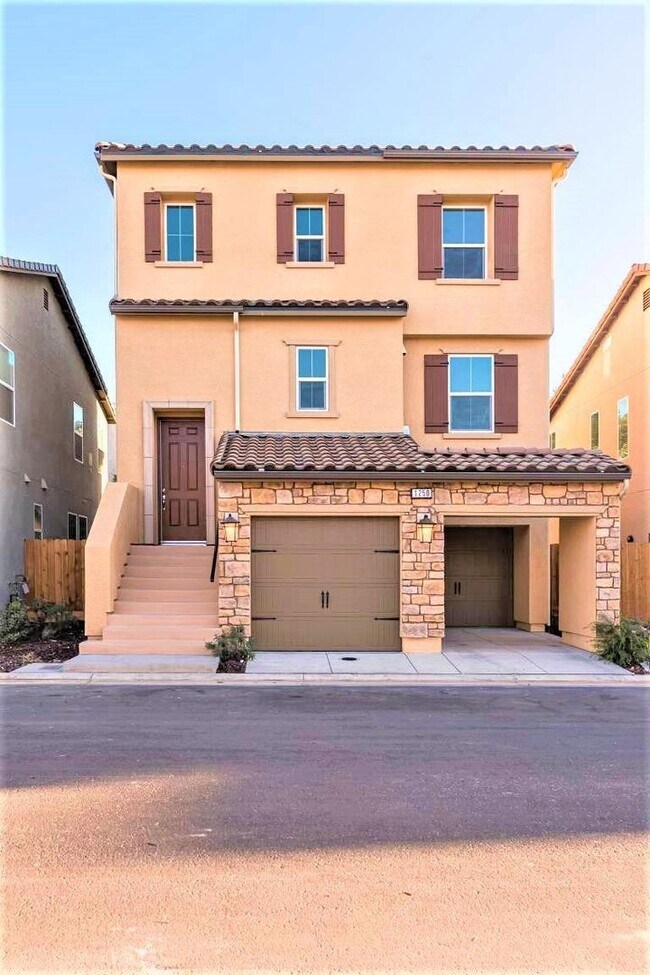 Foto del edificio - Newly remodeled 3 bedroom 3 bath for rent!