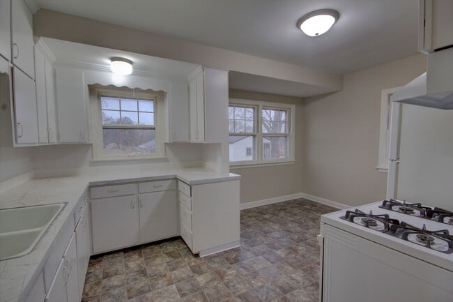 Building Photo - Charming 3 bed home