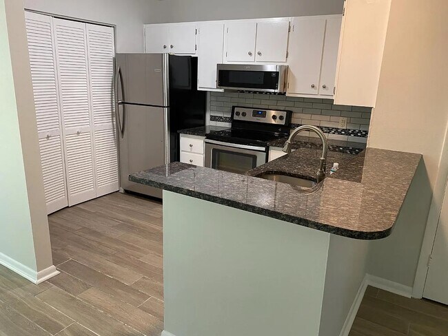 Foto del edificio - 1223 Meadow Park Ln