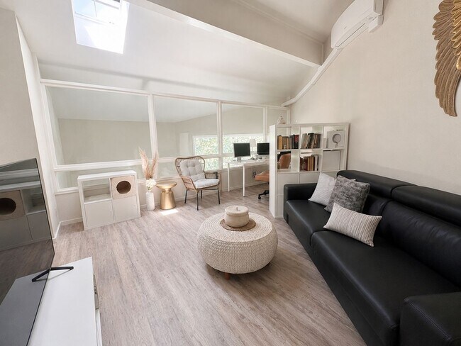 Building Photo - Renovated Los Gatos Retreat Backing to Oak Meadow Park