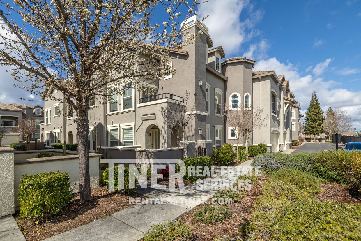 Primary Photo - Opulent 3-Story Condo