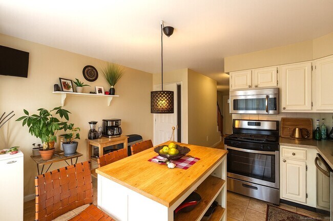 Foto del edificio - 48 Strawberry Hill Ave