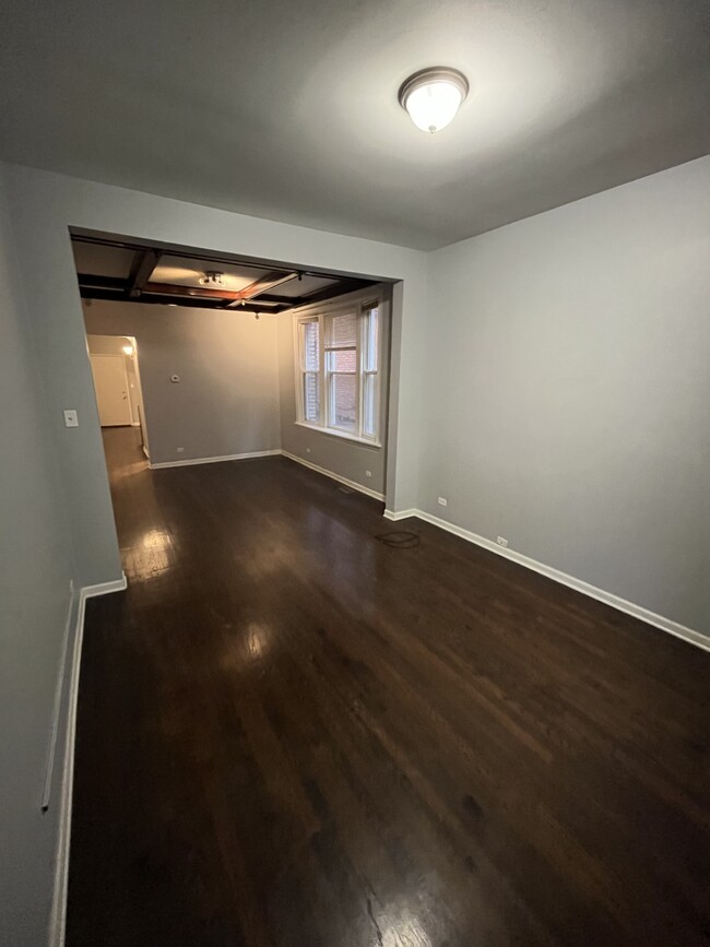 family/living area - 2249 W Iowa St