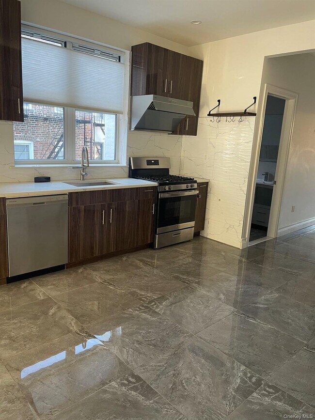 Foto del edificio - 311 Marine Ave