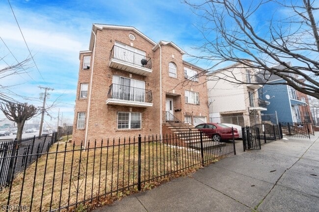 Building Photo - 383 New St