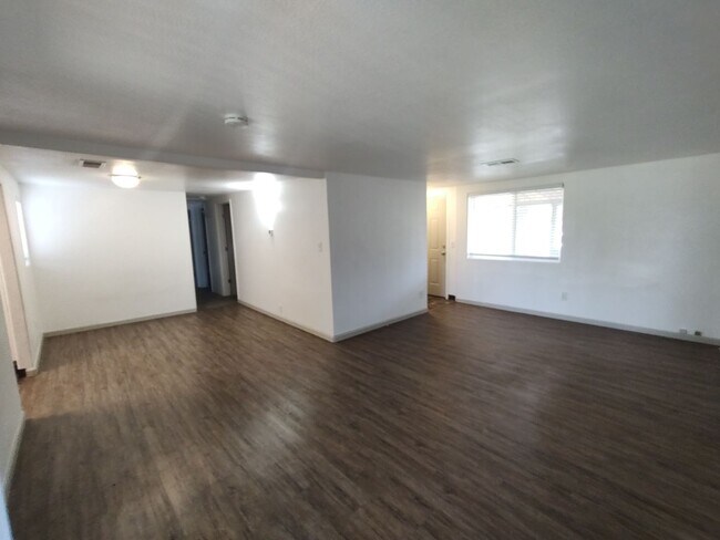 Building Photo - 3 Bedroom 2 Bath House