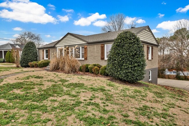 Foto del edificio - Great Location! Memorial Dr! Beautiful 3 Bedroom 2 Bath Ranch over Unfinished Basement!!