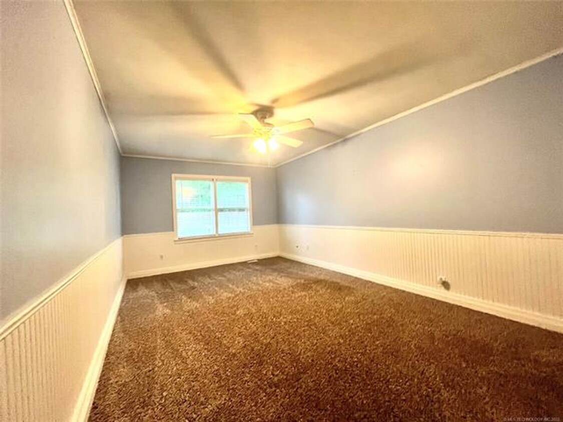 Foto del edificio - Convenient Location with Huge Rooms and Ba...