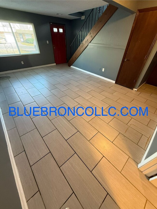 Building Photo - Newly renovated 2 bedroom with fresh paint and new flooring!