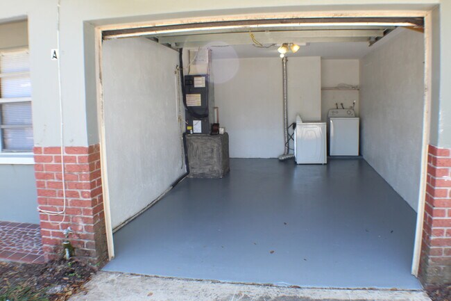 Building Photo - 855 Lyndhurst St