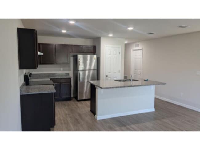 Building Photo - Newer Build Duplex Available Pine Lakes!