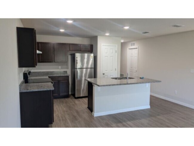 Foto del edificio - Newer Build Duplex Available Pine Lakes!