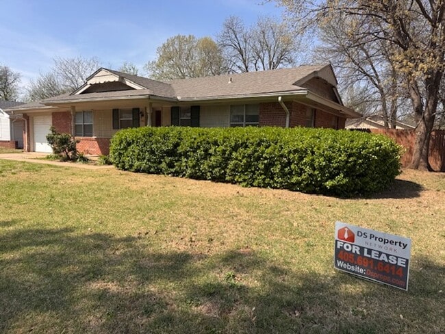 3 bed 2 bath in a great neighborhood in Norman, Refreshed and ready for move in, 200 0ff by May 1st! - 3 bed 2 bath in a great neighborhood in Norman, Refreshed and ready for move in, 200 0ff by May 1st! House
