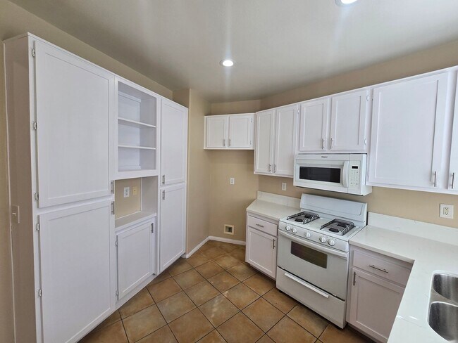 Building Photo - Located In Beautiful Northwood Community: 3 Bedroom 3 Bath Townhouse