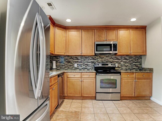 Building Photo - 154 Meadows Ln NE