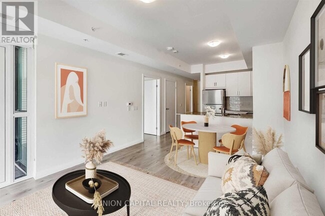 Photo du bâtiment - 60 Charles St W