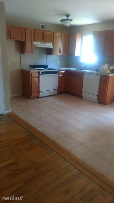 Building Photo - 2 br, 1 bath Townhome - 66 Wilbur St