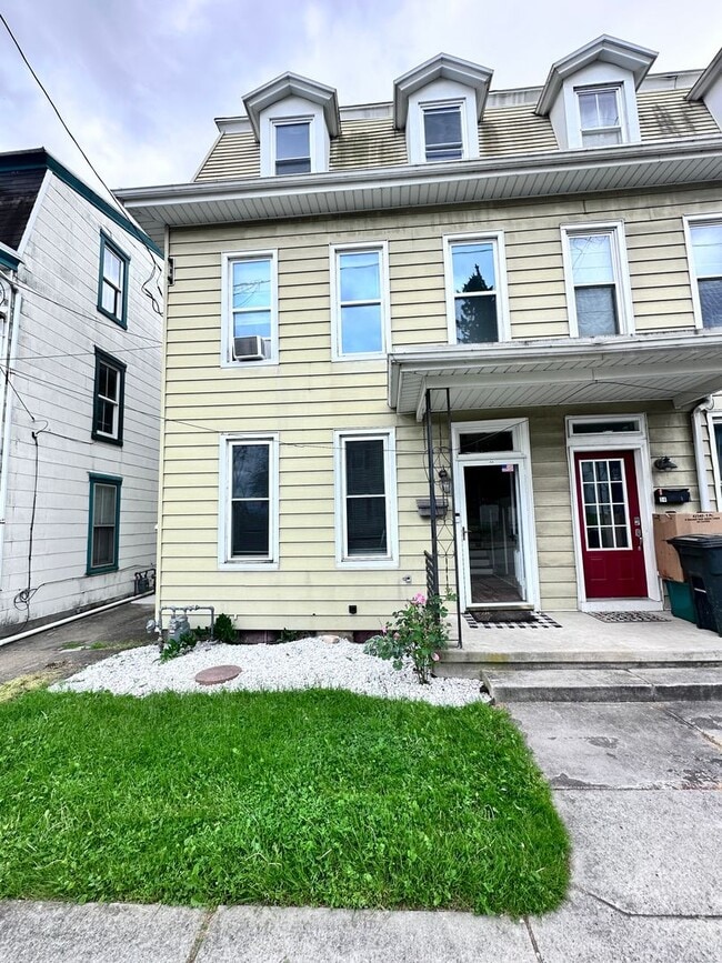 Building Photo - Charming 3 Bedroom Home in Mt.Joy!