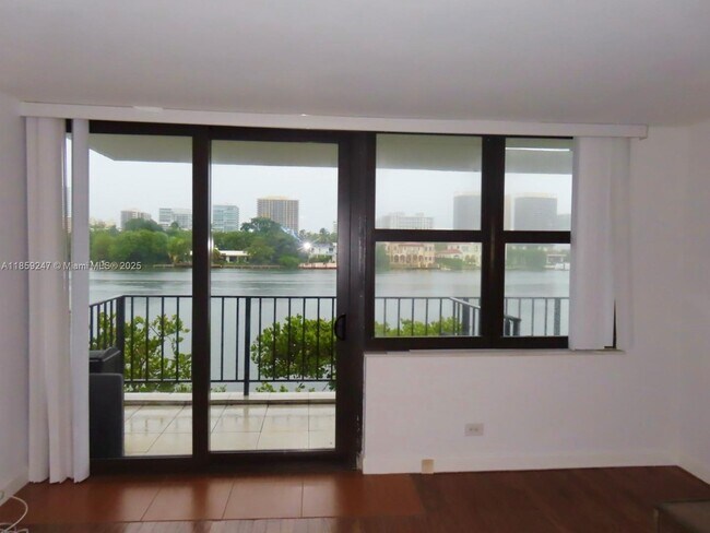 Foto del edificio - 10101 E Bay Harbor Dr
