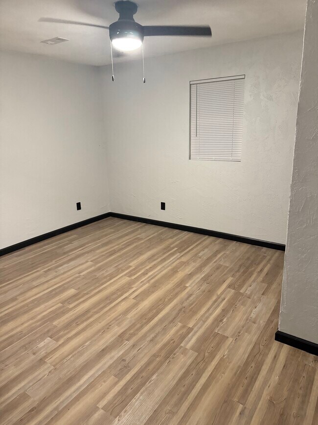 Foto del edificio - 5803 Russell Ave