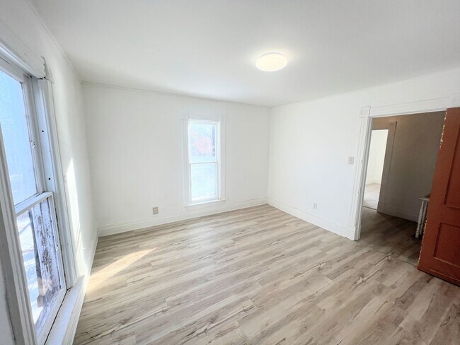 Building Photo - 4 Bedroom Home With Garage