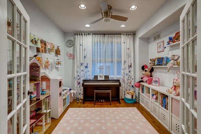 Building Photo - Evolve Real Estate: Meticulous Executive 4...