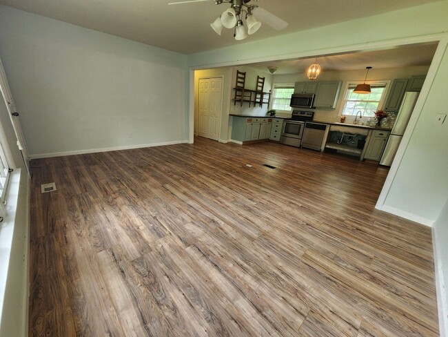 Foto del edificio - Remodeled home just two minutes from Spring Hill's Main Street!