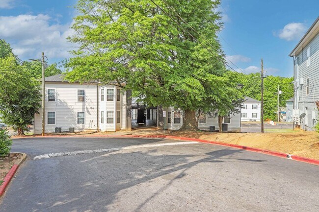 Building Photo - 2051 Flat Shoals Rd SE