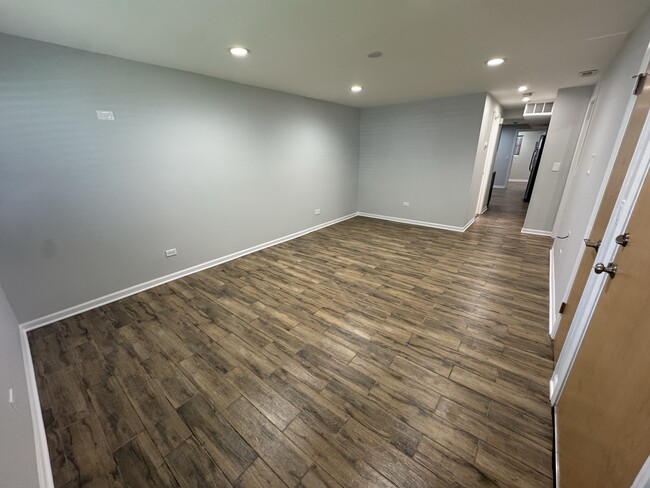 Building Photo - 5835 W Lawrence Ave