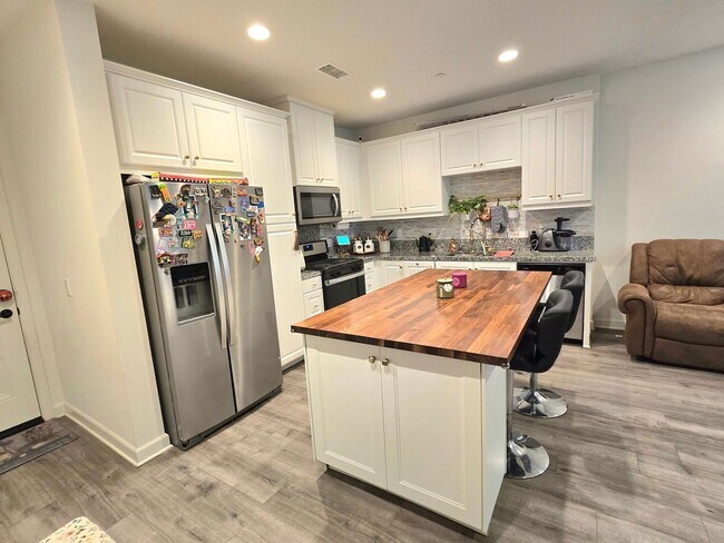 Foto del edificio - 3 Bedroom Townhome in Ontario