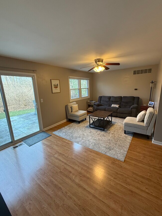 Foto del edificio - 7S478 Lynn Dr