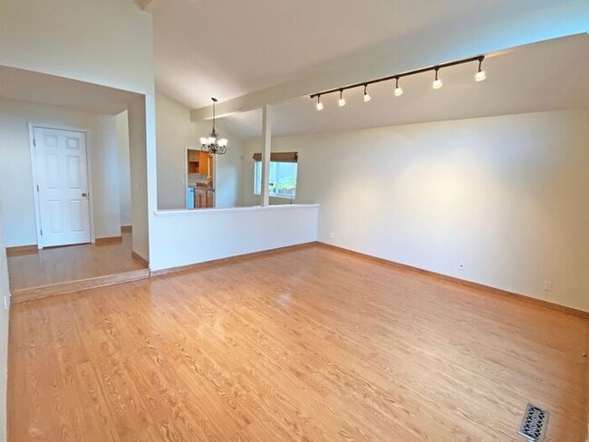 Foto del edificio - 3042 Fowler Rd