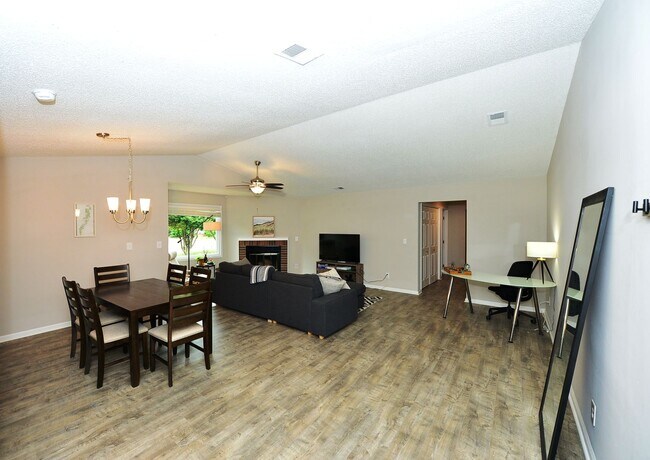 Foto del edificio - Sought After Location!
