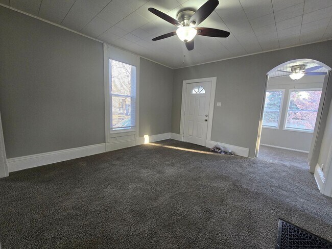 Foto del edificio - 2 Bedroom Home Near Down Town Bloomington