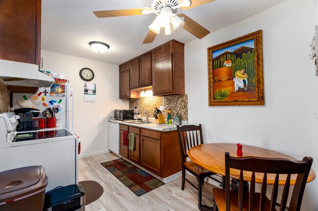 Foto del edificio - 870 E Old Willow Rd