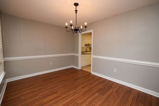 Building Photo - Updated 3BR/3BA Townhome close to Shipyard!
