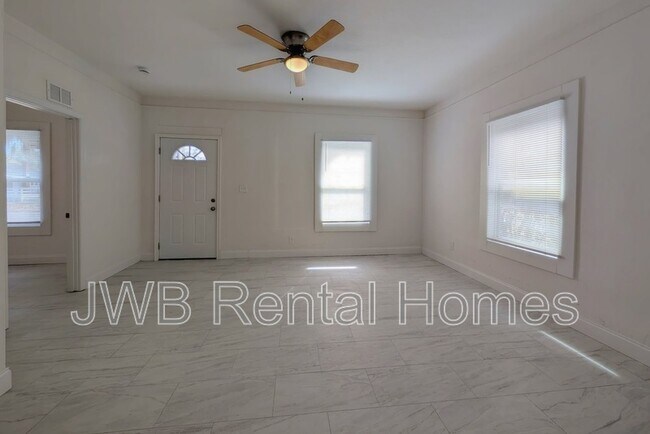 Foto del edificio - 443 Crestwood St