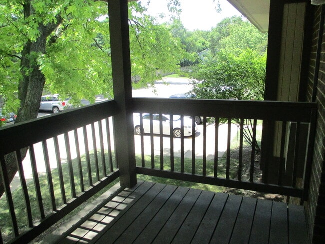 Building Photo - 572 Somerset Ln