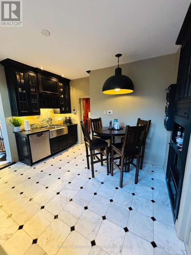 Building Photo - 181 King St