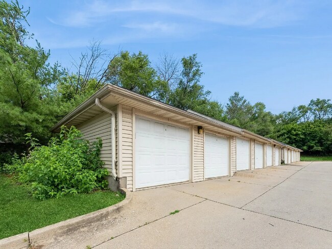 Building Photo - 5908 Sutton Pl