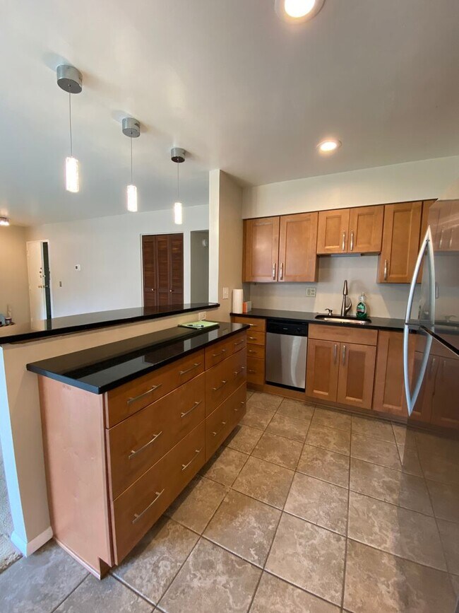 Building Photo - 2 Bedroom Condo with Balcony in a Quiet Building!