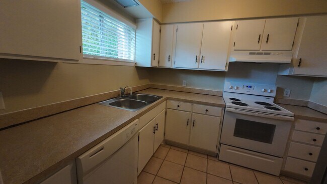 Foto del edificio - 6527 Old Shell Rd