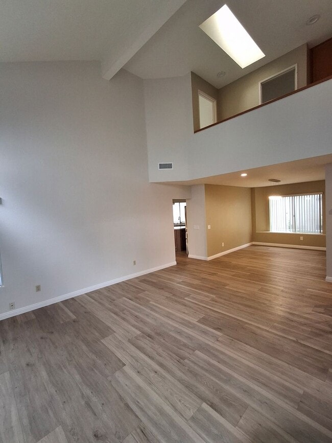 Foto del edificio - Beautifully Remodeled 4-Bedroom, 3-Bath w/ 2 Car-Garage and Central AC/Heat! MUST SEE!!!