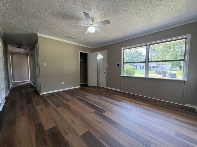 Building Photo - Amazing 3 Bed/1 Bath House FULLY remodeled with Central Air & Heat