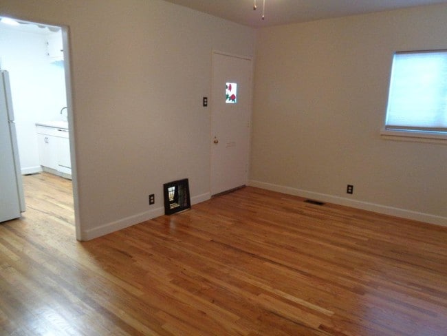 Building Photo - 916 W Adams Ave