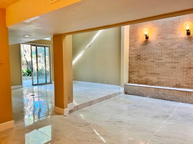 Foto del edificio - 4560 Bellaire Blvd