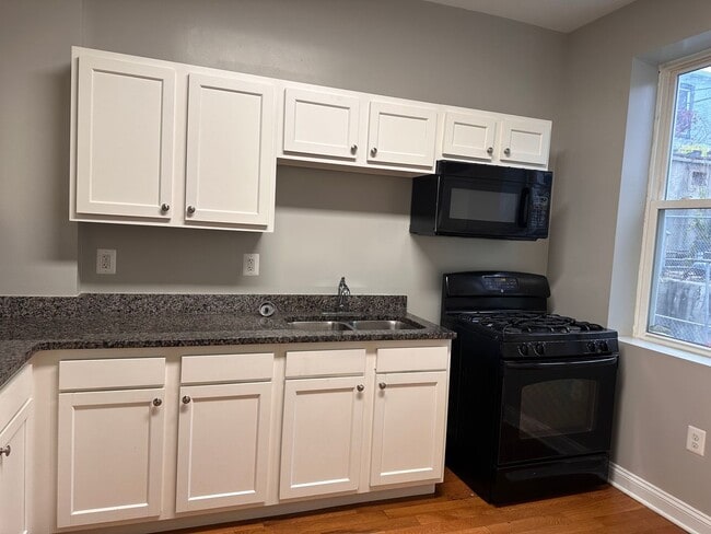 Building Photo - Recently Remodeled Large 2 Bedroom